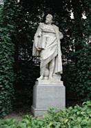 statue1